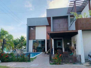 Casa de praia, com piscina, em frente a praia, pé na areia
